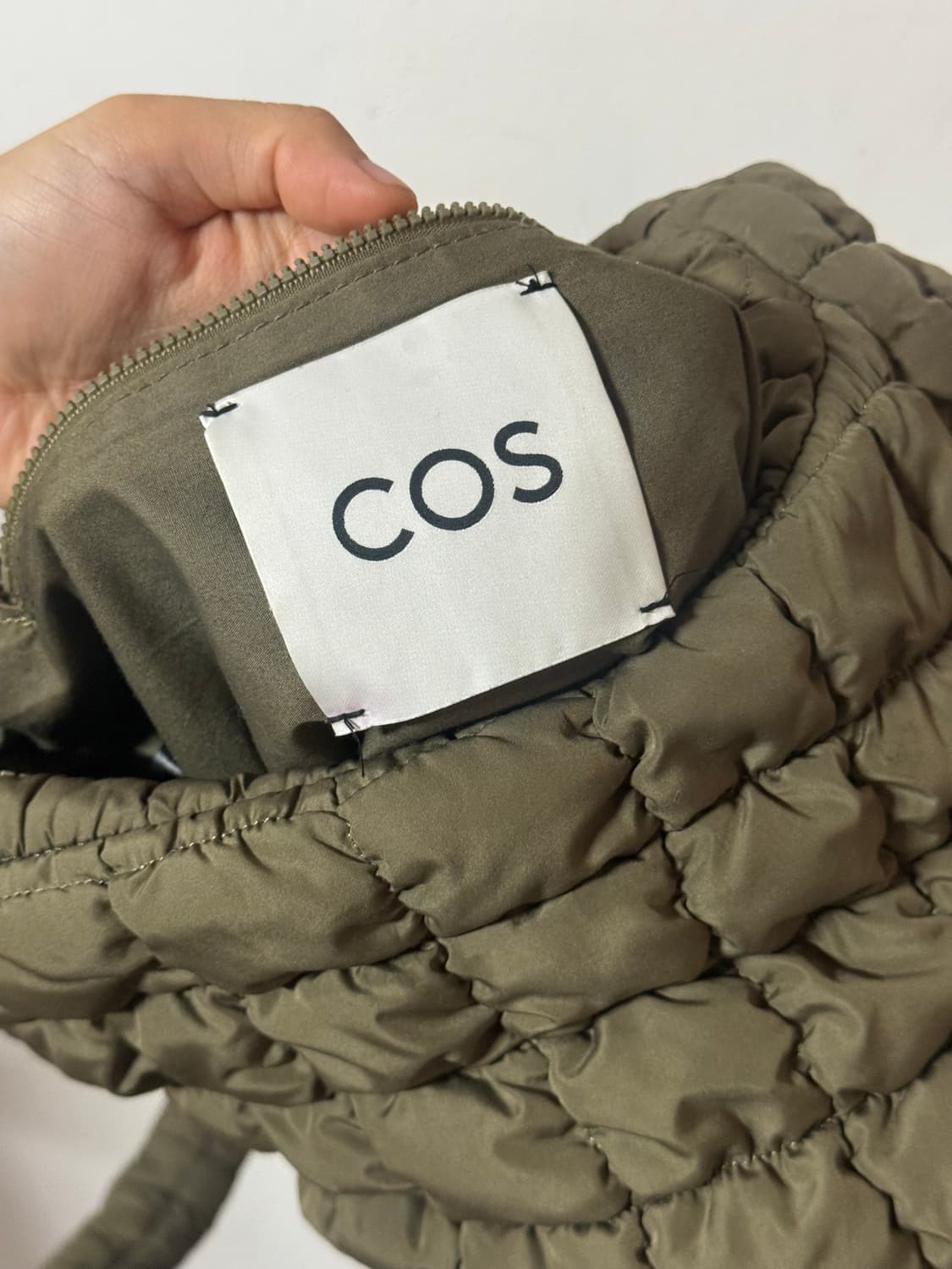 정품 COS 코스 구름백 퀼팅 누빔 숄더백 카키색 상품이미지5
