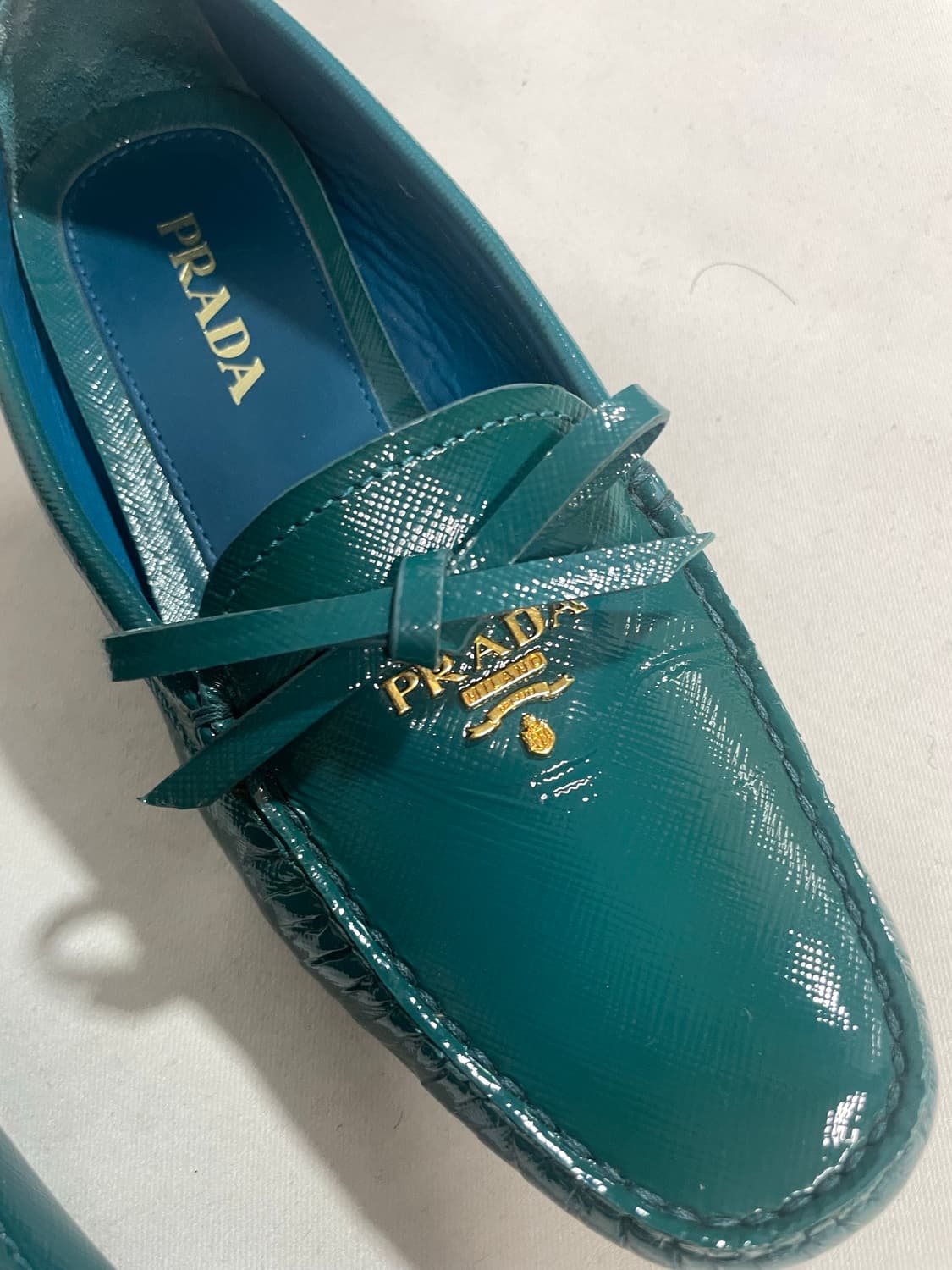 프라다 에나멜 리본 드라이빙 로퍼 상품이미지1