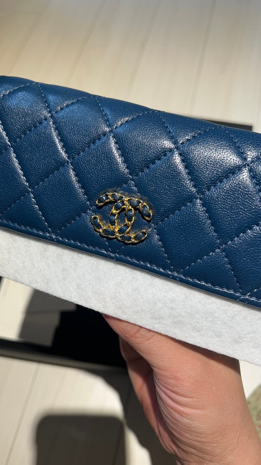 샤넬 다크네이비 중지갑 상품이미지2