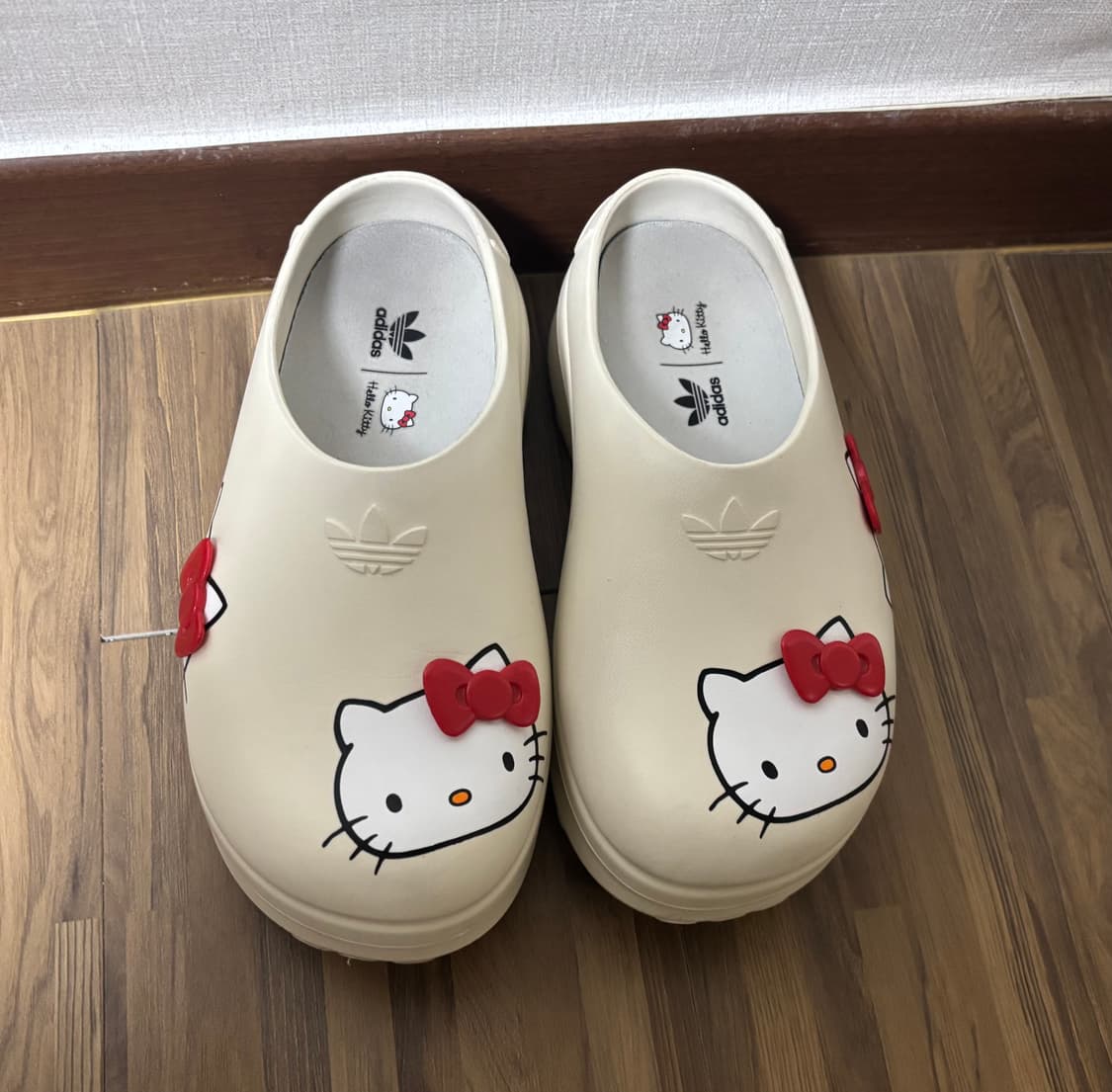 아디다스 헬로키티 뮬 아디폼 상품이미지1