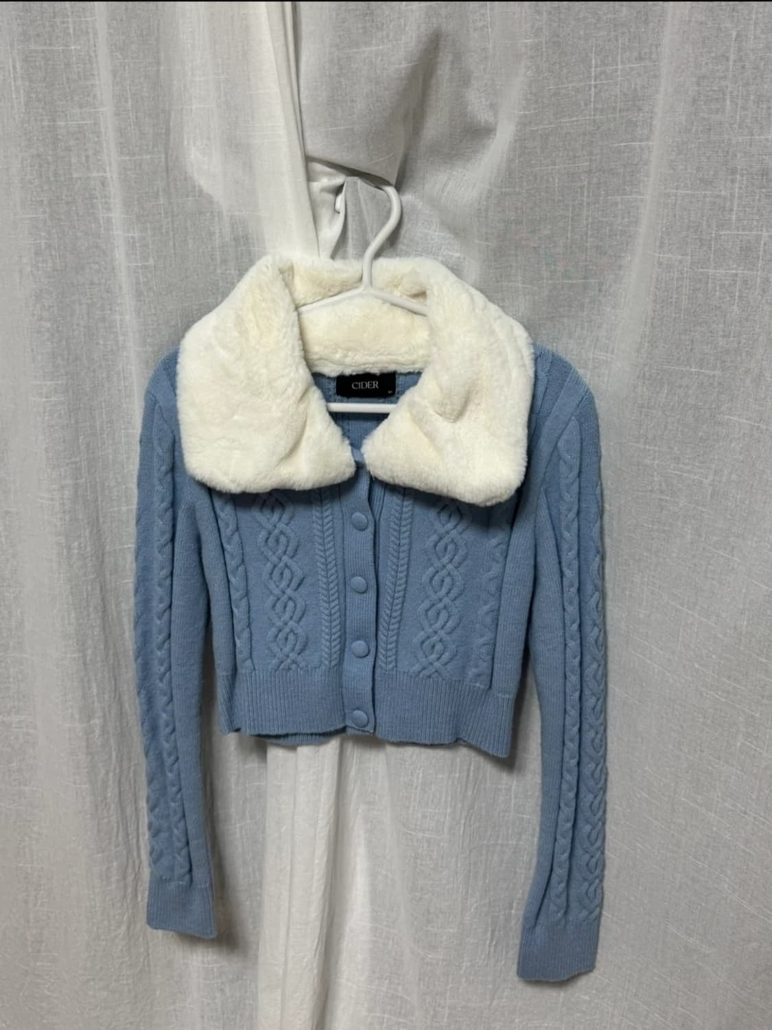 샵사이다 CIDER 퍼 카라 케이블 니트 가디건 하늘색 (장원영 착용) 상품이미지2