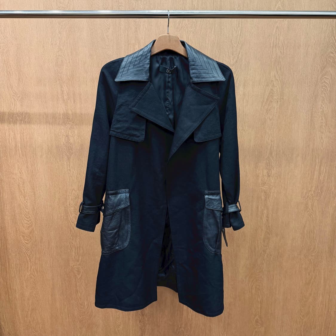 디앤써 롱 코트 레더 배색 와이드 카라 슬리브 스트랩 디테일 블랙 상품이미지2