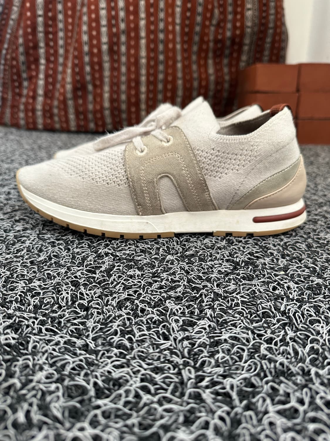 로로피아나 스니커즈 아이보리 38사이즈 상품이미지1