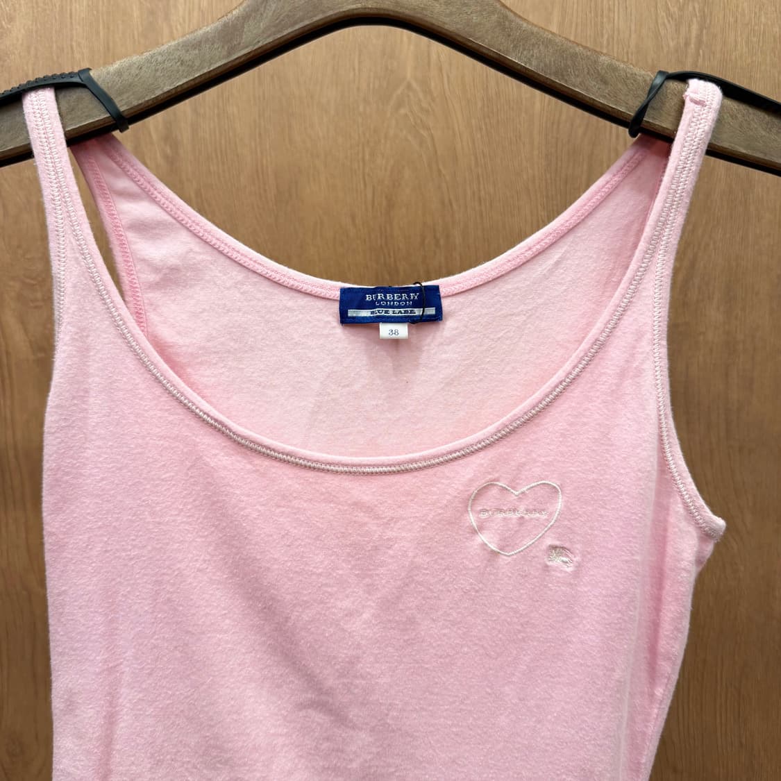 버버리 런던 블루 라벨 슬리브리스 민소매 티셔츠 하트 자수 디테일 핑크 상품이미지4