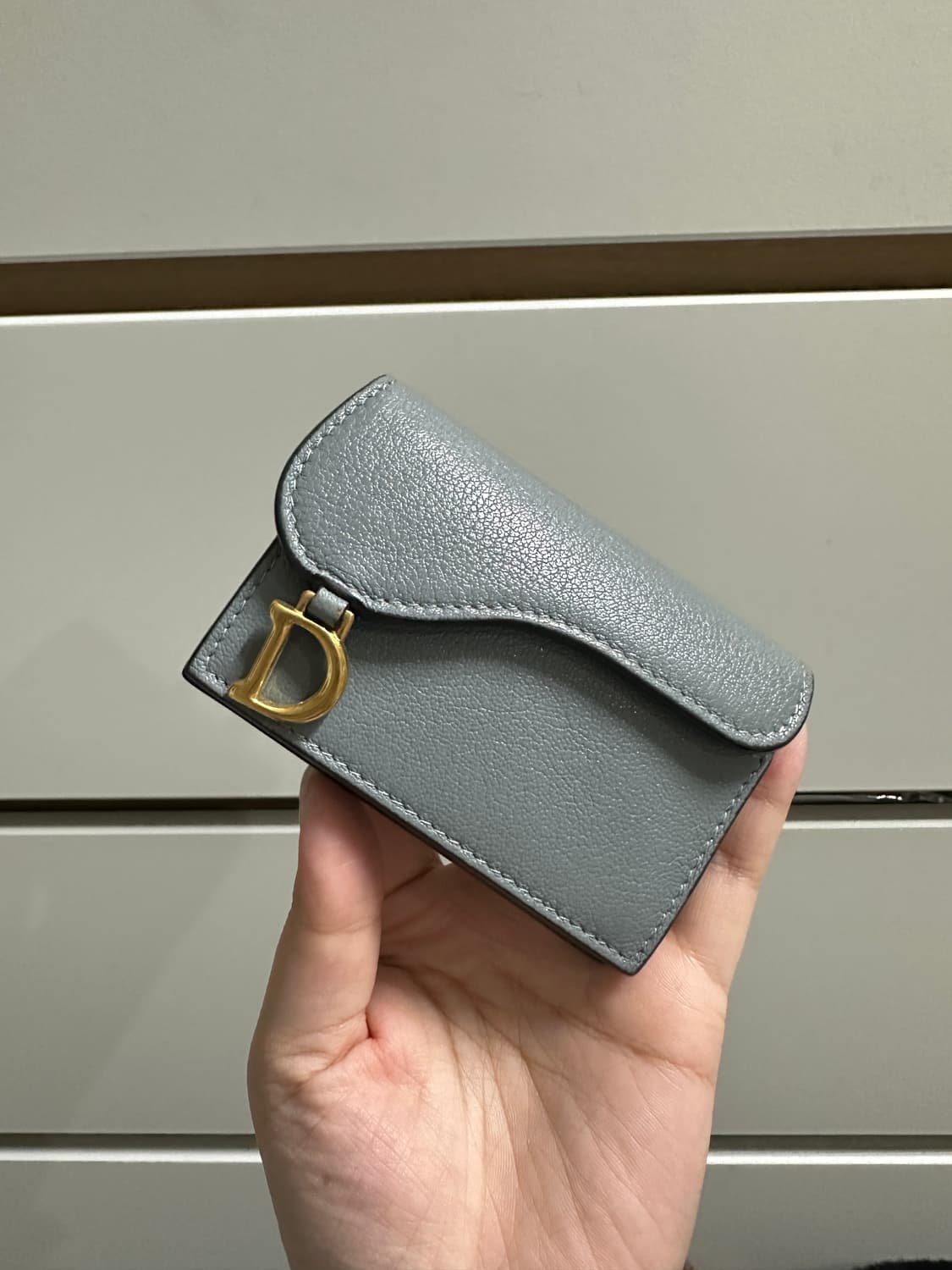 디올 디올 새들 플랩 카드지갑 블루그레이 상품이미지1