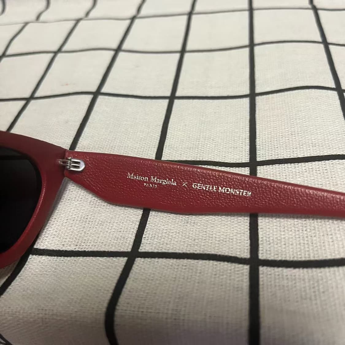 젠틀 몬스터 x 메종 마르지엘라 MM208-LR1 레더 레드 그레이
 상품이미지4