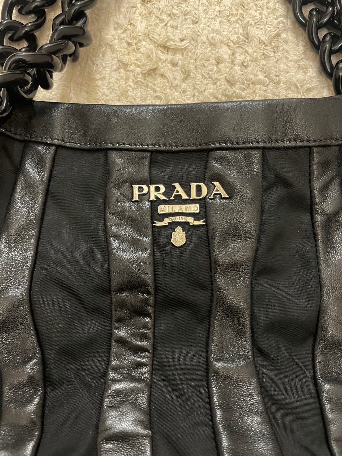 프라다 플리츠 주름 디테일 나일론 레더 믹스 체인 숄더 토트백 블랙 상품이미지4