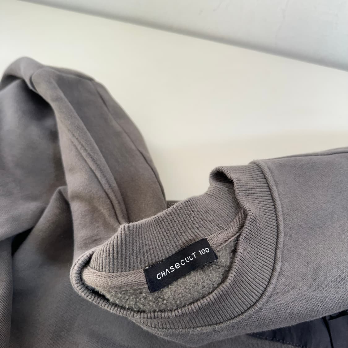 100 체이스컬트 다크그레이 포켓배색 맨투맨 상품이미지6