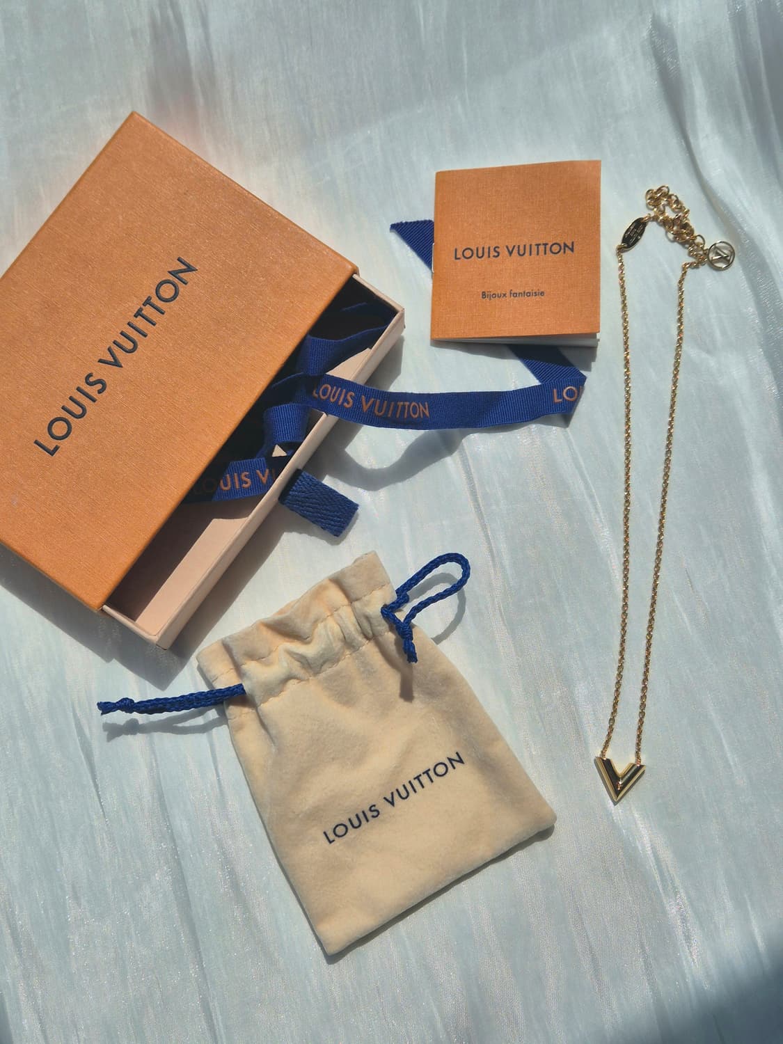 [새상품급/풀구성] 루이비통 에센셜 V 목걸이 골드 상품이미지6