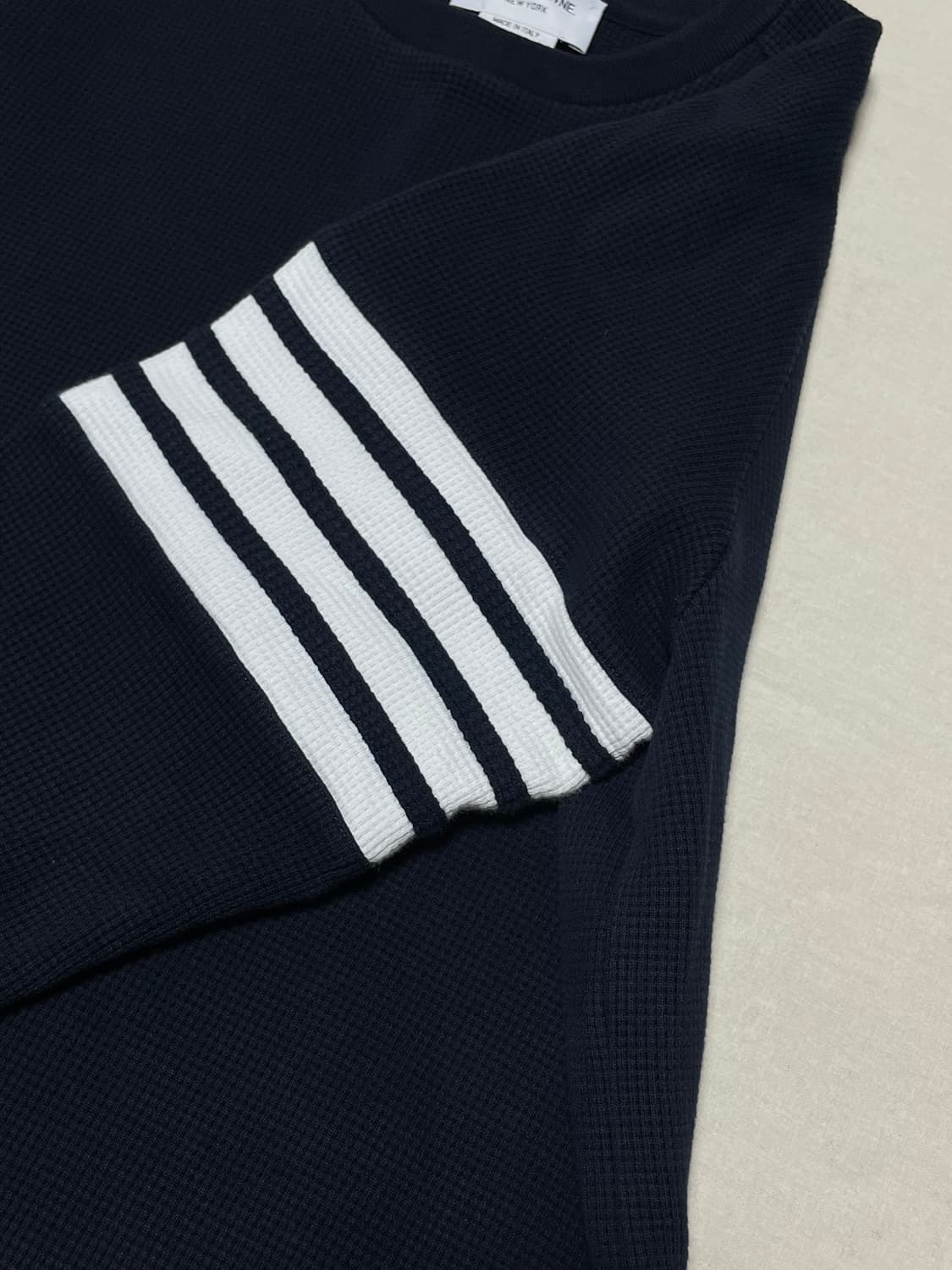 새상품급) 톰브라운 사선완장 래글런 와플 니트 맨투맨 [4] 상품이미지3