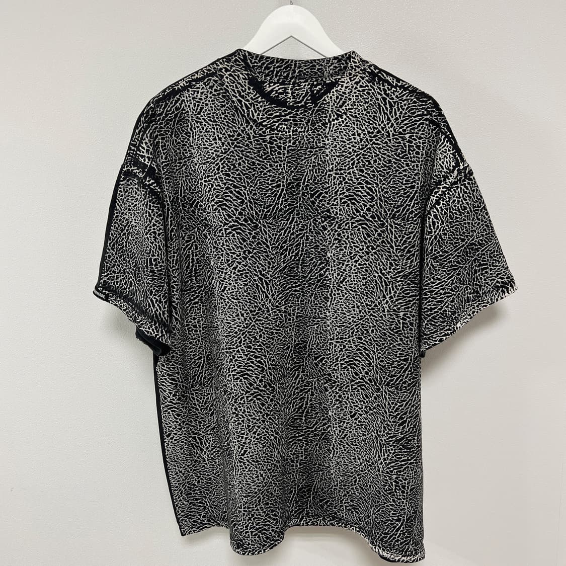 스투시 x 언디핏 커스텀메이드 스컬 크로스본 시멘트 티셔츠 블랙 상품이미지4