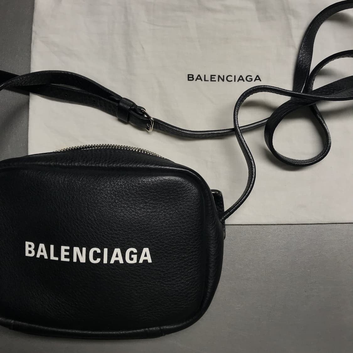 발렌시아가 로고 레더 숄더백 블랙 새상품 상품이미지5