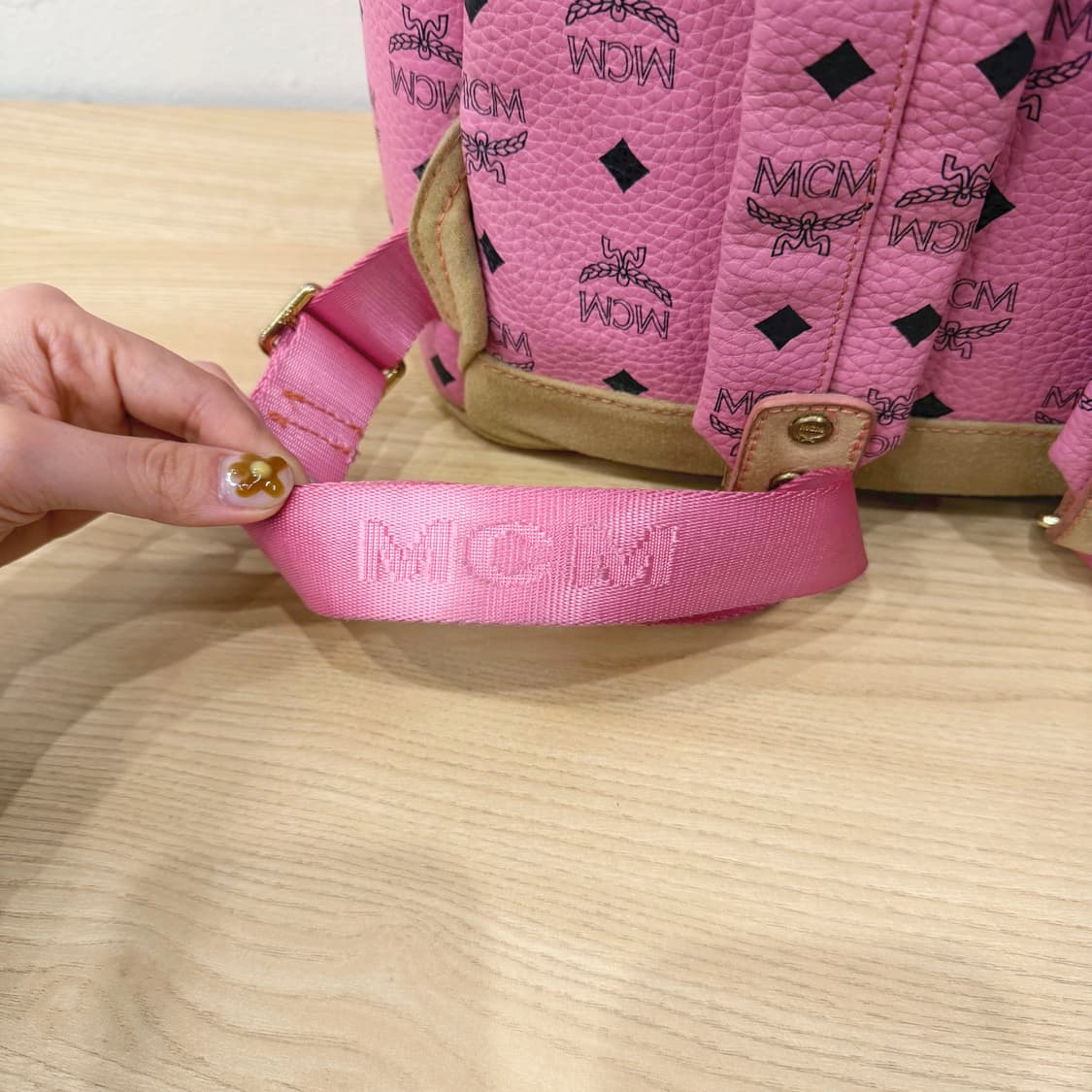 MCM 미니 백팩 모노그램 패턴 스터드 지퍼 포켓 디테일 핑크 상품이미지7