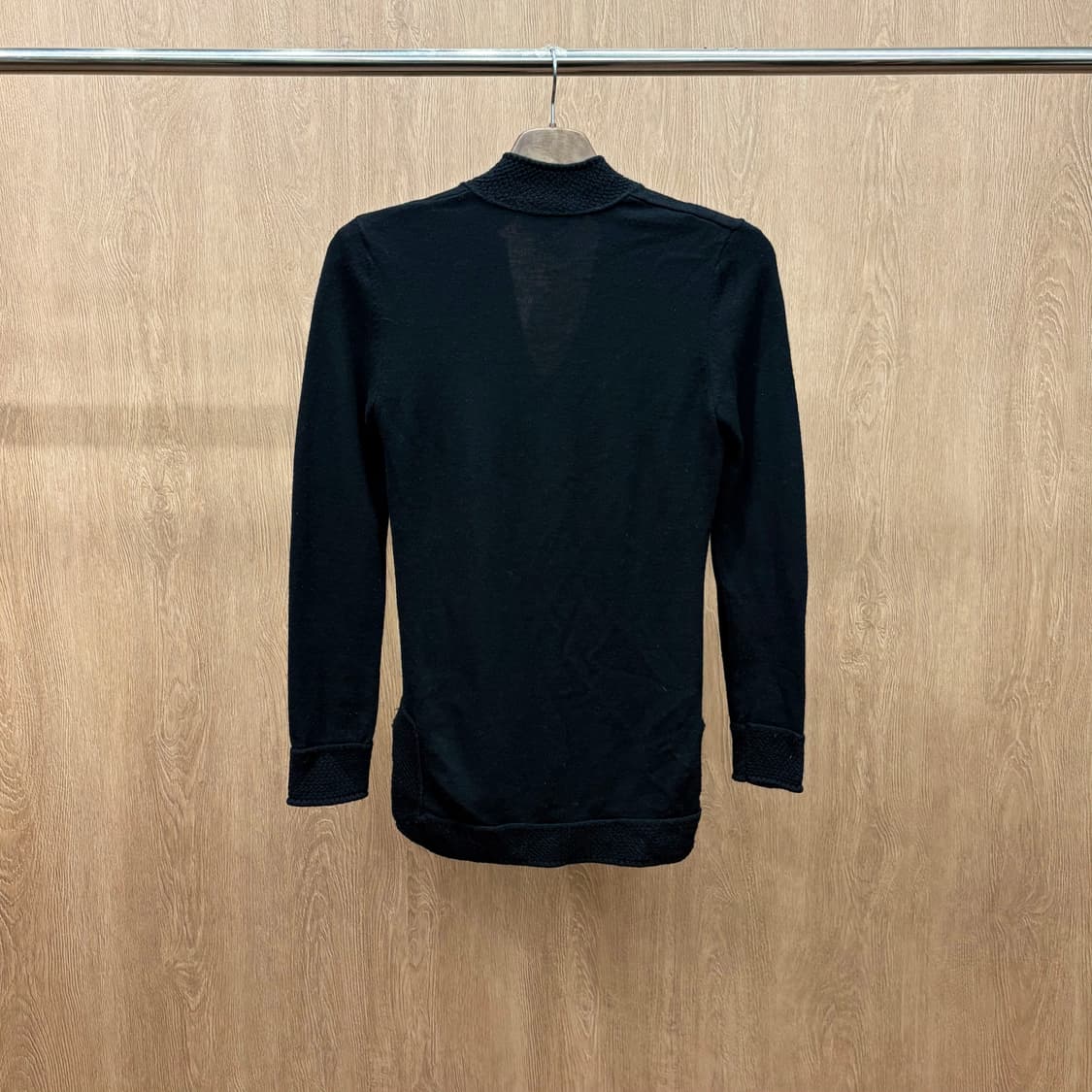 토리버치 브이넥 긴팔 니트 스플릿 카라 벌집 패턴 배색 디테일 블랙 상품이미지3