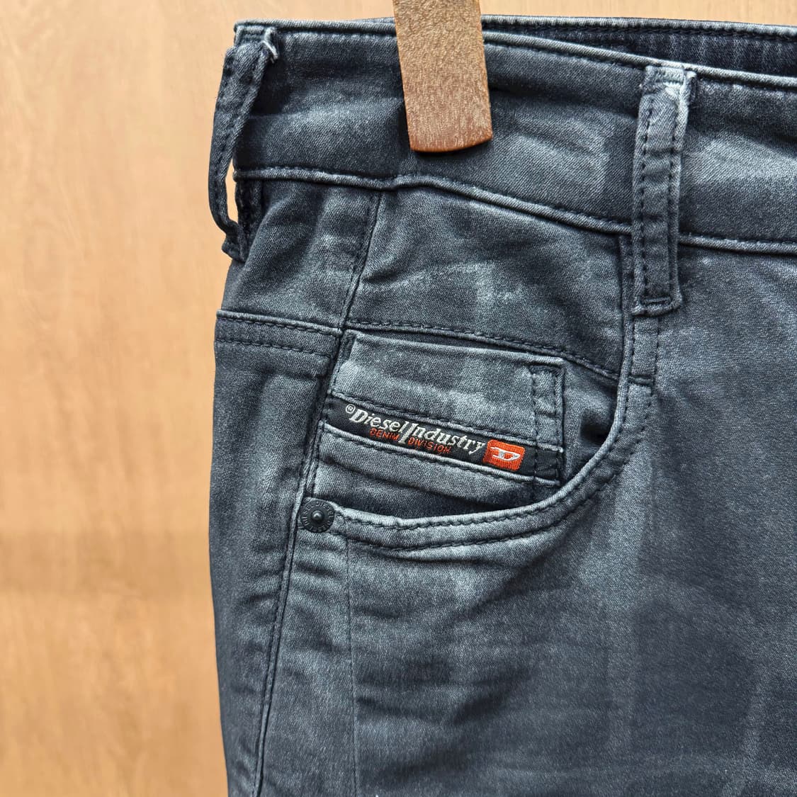 디젤 데님 팬츠 스케일 패턴 백밴딩 로고 패치 백포켓 디테일 흑청 상품이미지6