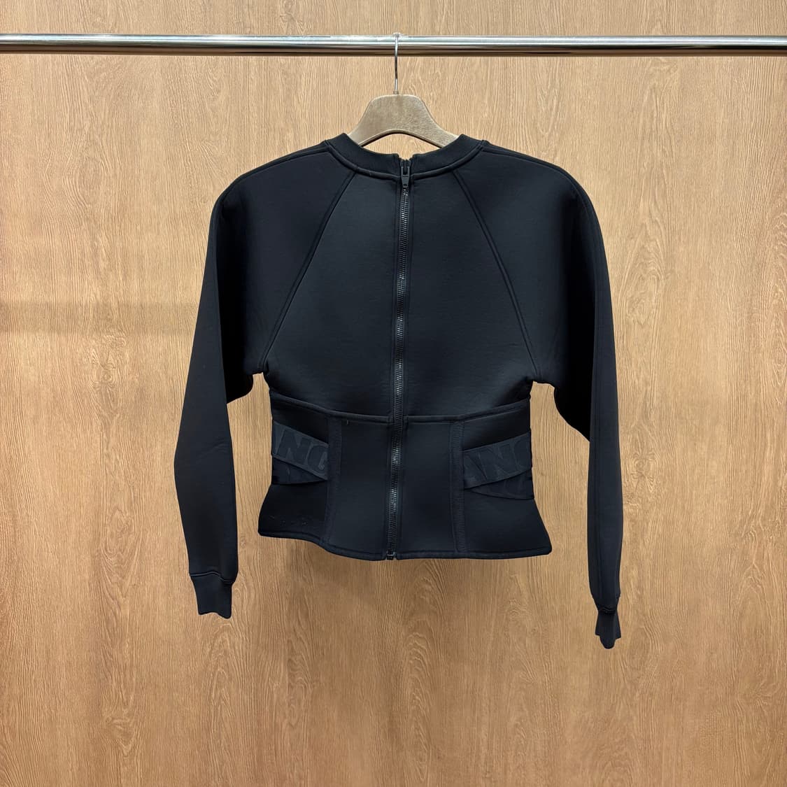 알렉산더 왕 네오프렌 페플럼 스웻 셔츠 백 지퍼 로고 스트랩 디테일 블랙 상품이미지3