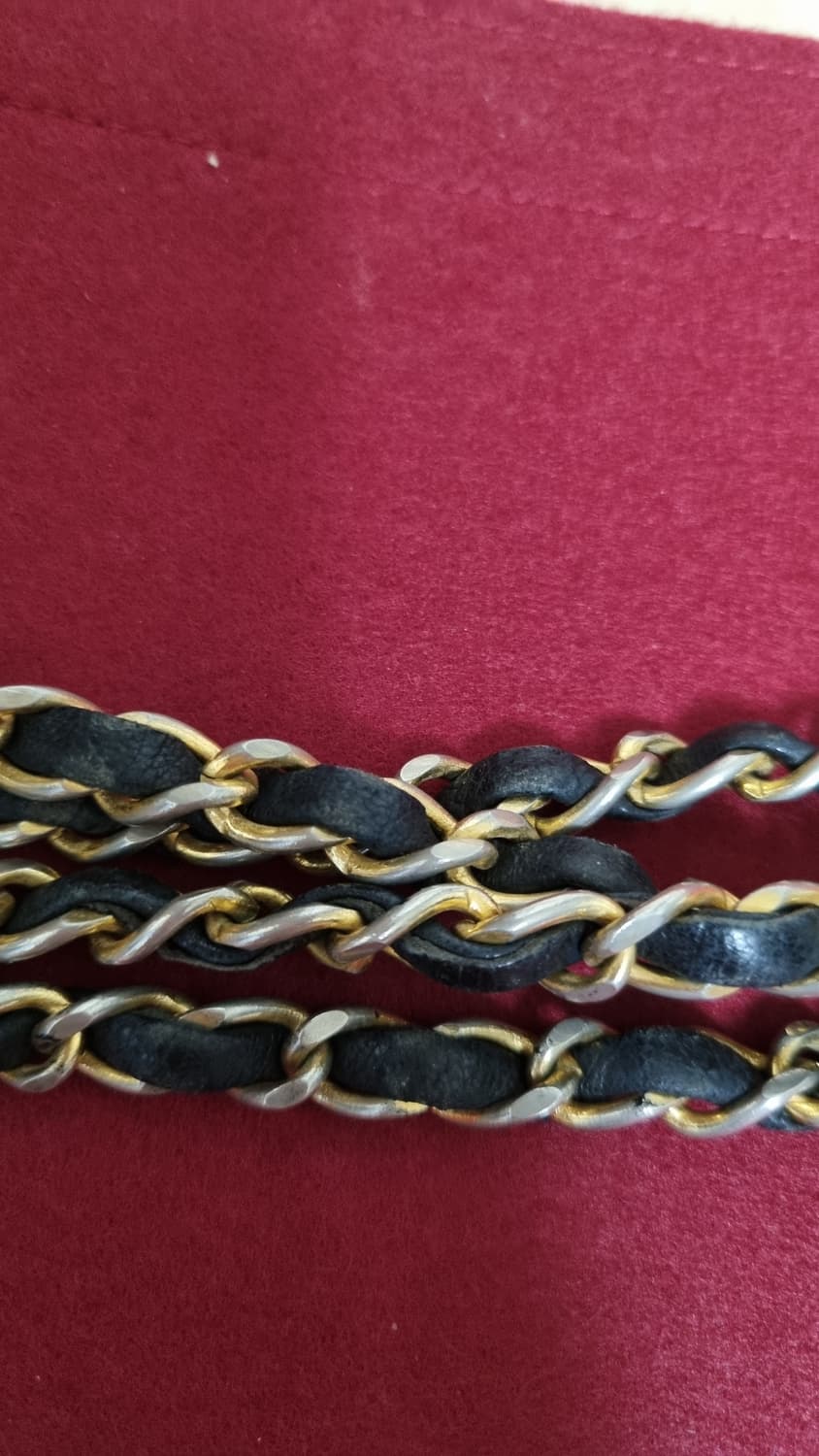 중고] 샤넬 빈티지 램스킨 금장 로고 숄더 크로스백 상품이미지4