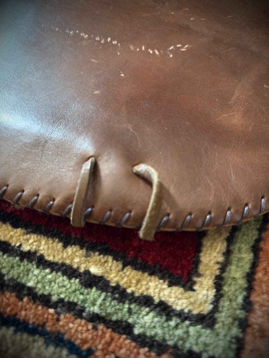 Oak wood button Amber Stitch 레더 크로스백 상품이미지6