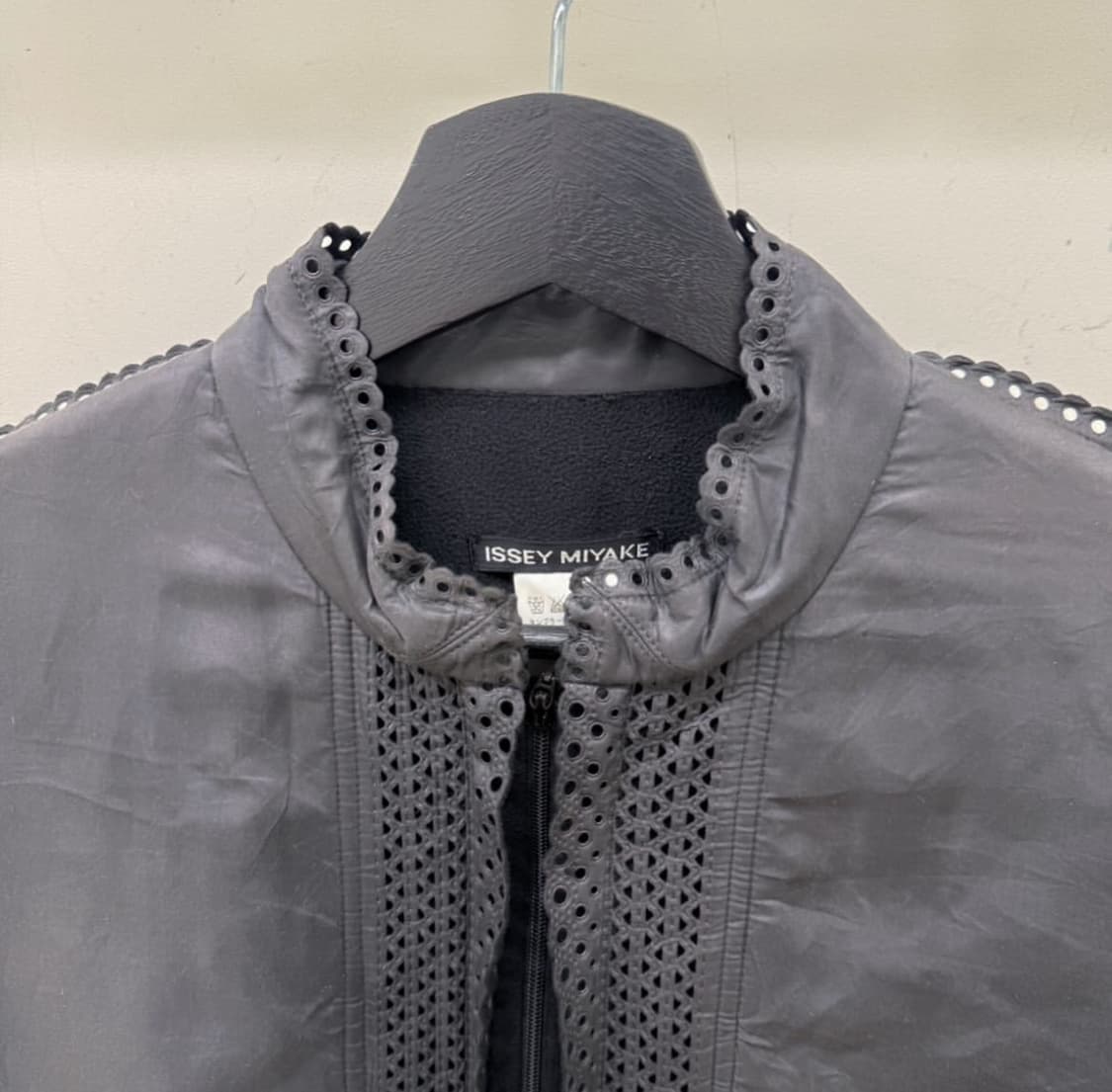 이세이미야케 03fw 펀칭 디테일 자켓 상품이미지6