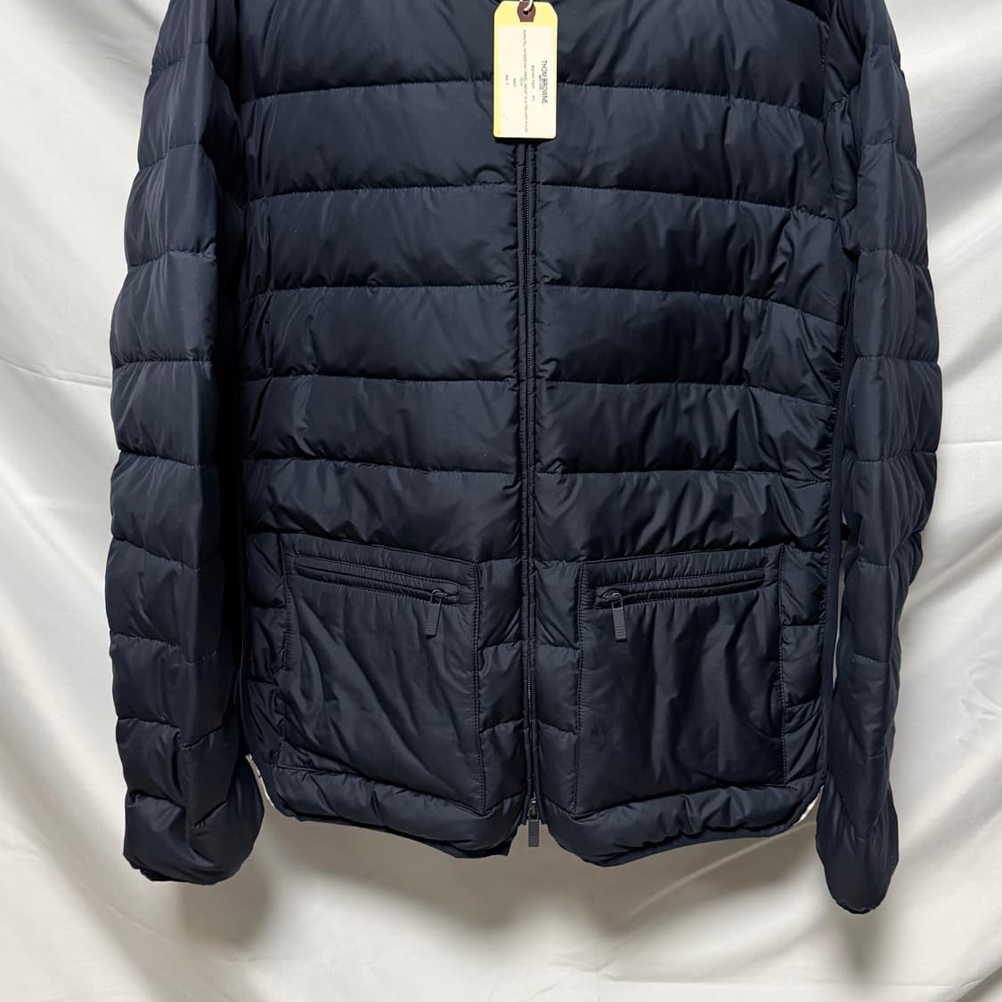 [S+급/3] 톰브라운 후드 경량패딩 네이비 상품이미지3