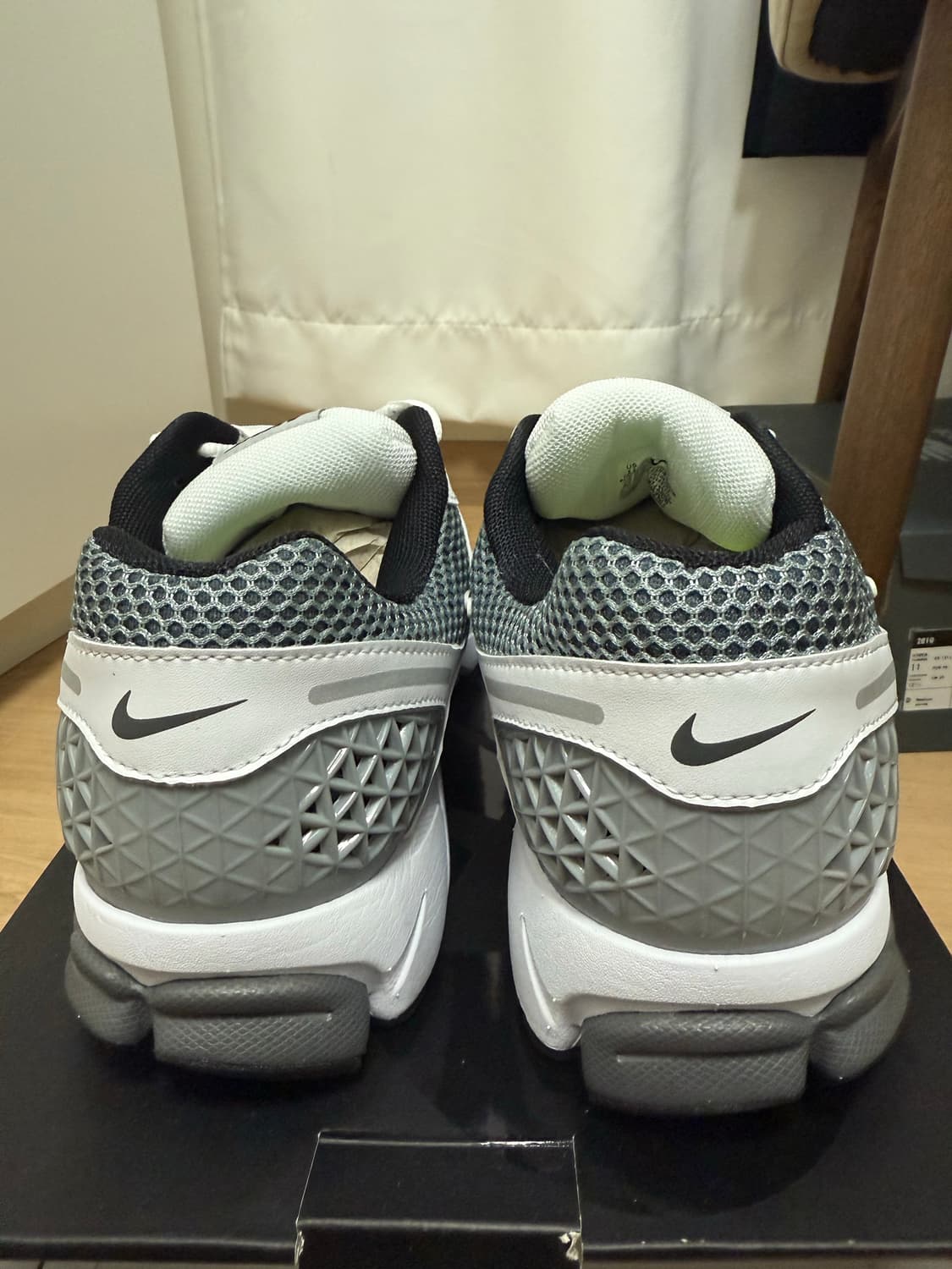 줌 보메로 5 다크그레이 블랙화이트 상품이미지4