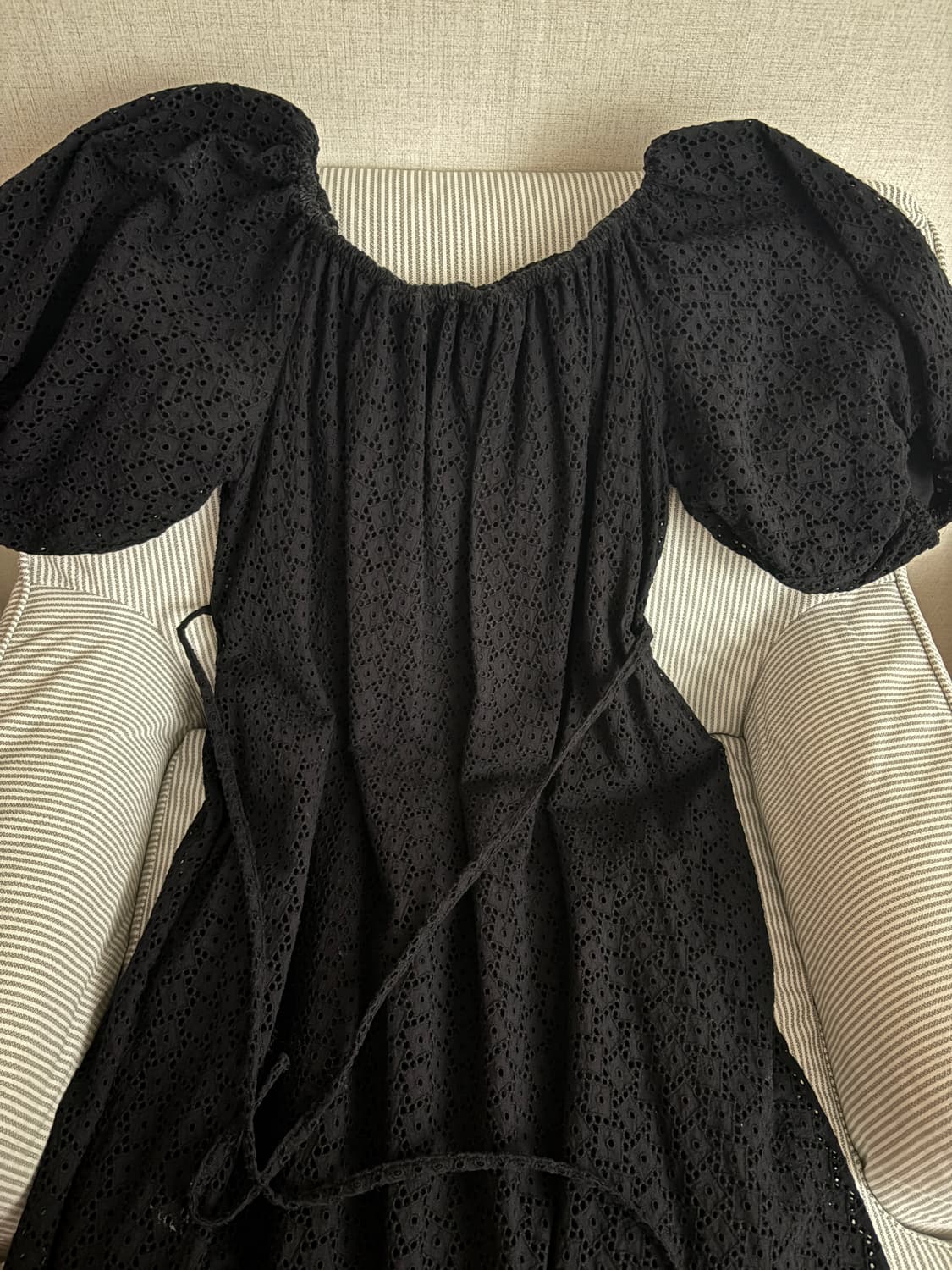 COS 블랙 펀칭 롱 원피스  상품이미지5