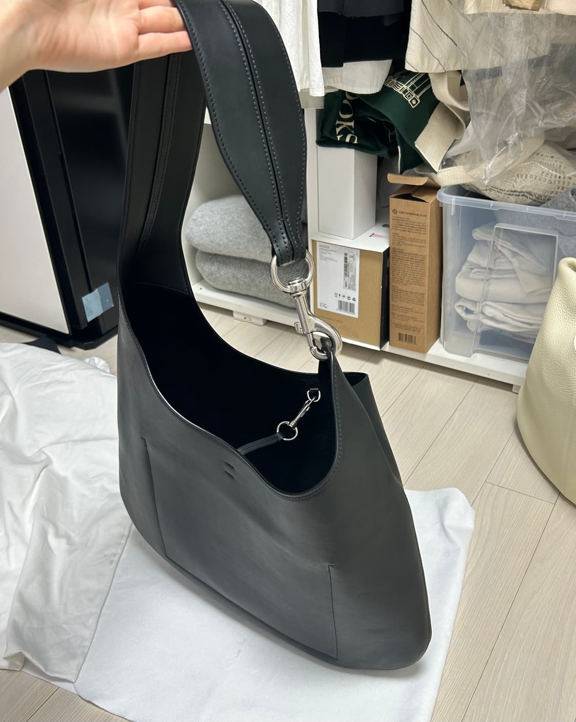 phoebe philo 피비 파일로 빈백 숄더백 상품이미지8