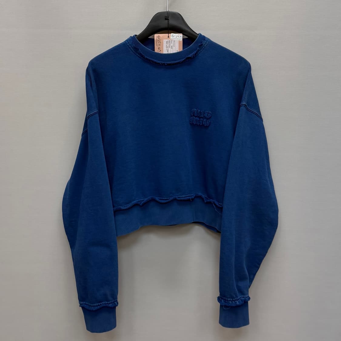 미우미우 자수 코튼 맨투맨 (크롭 오버핏)  상품이미지1