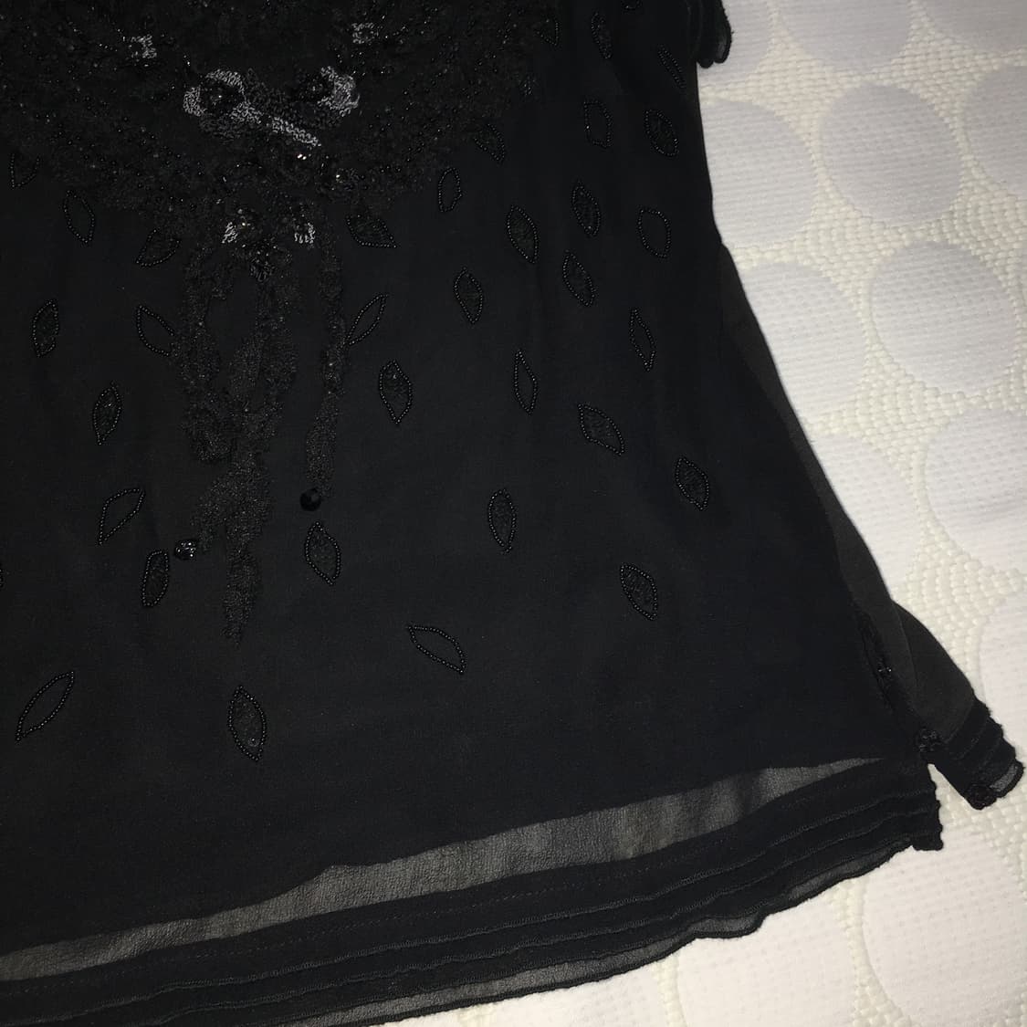 블루마린 블랙 자수 비즈 장식 민소매 탑 상품이미지3