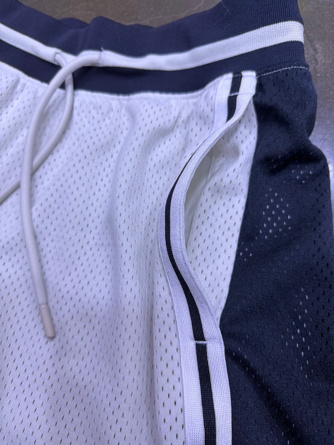 언더아머 메쉬 코트사이드 반바지 9인치 쇼츠 화이트 블랙 L 상품이미지8