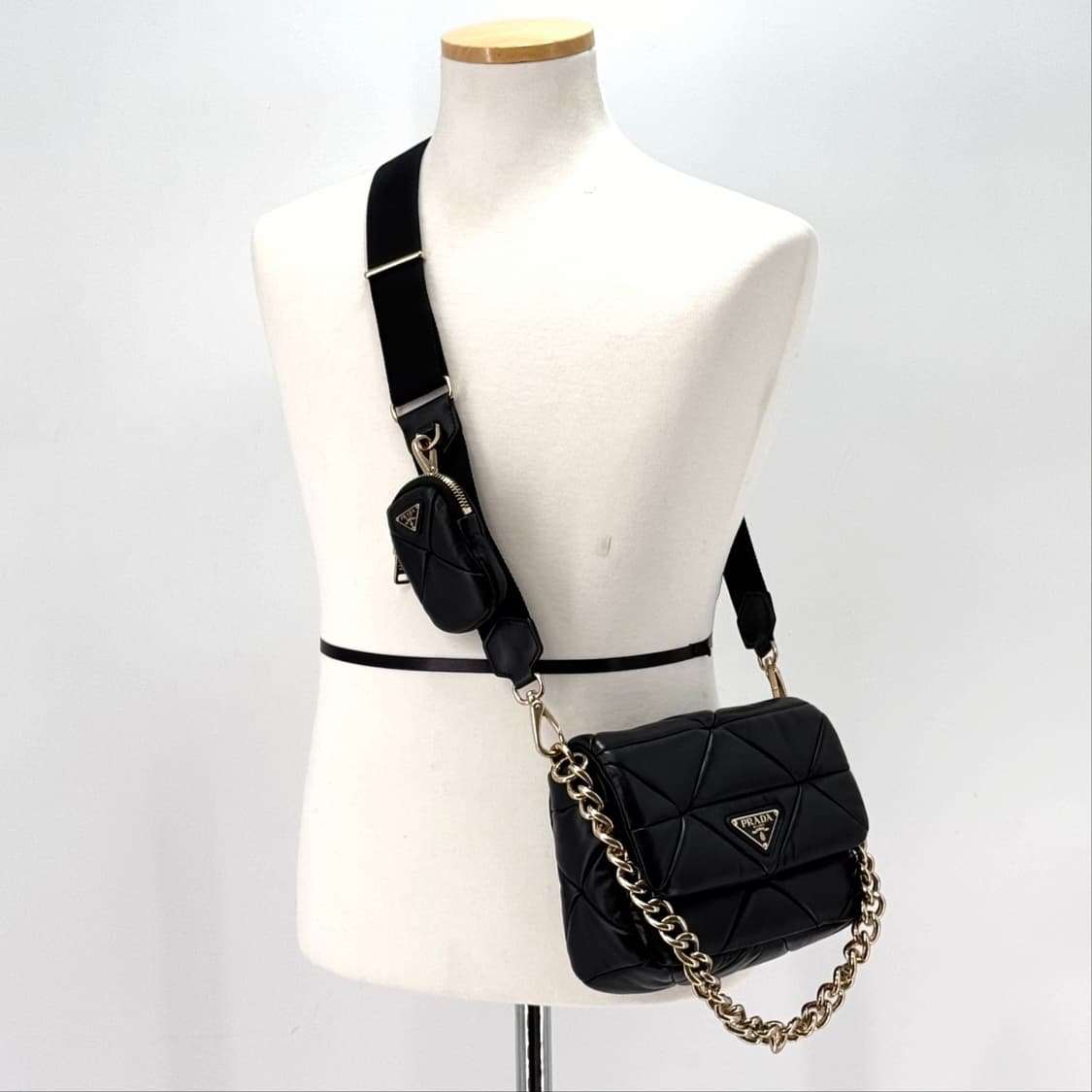 프라다 삼각로고 패디드 퀼팅 체인 숄더백 크로스백 블랙 (1BD292) 상품이미지2