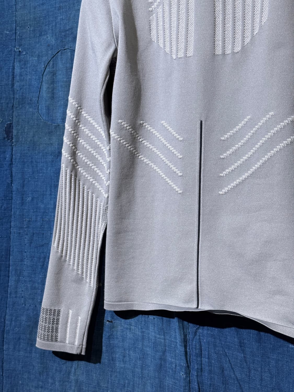 44 ) PRADA Embossed Techno Mock-Neck L/S 상품이미지8