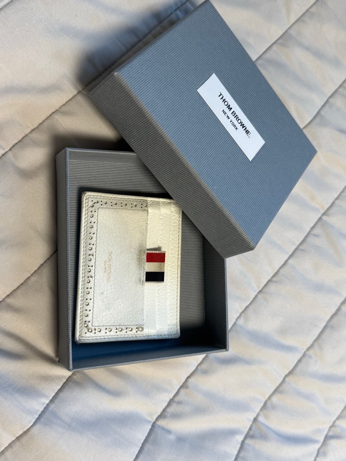 톰브라운 페블 그레인 카프스킨 카드홀더 화이트 상품이미지1