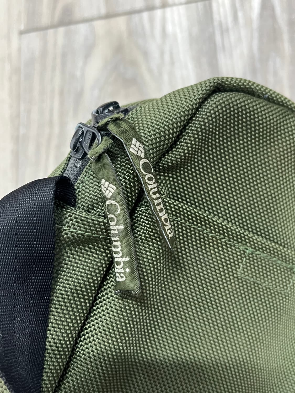 Columbia 컬럼비아 카키 크로스백 슬링백 상품이미지3