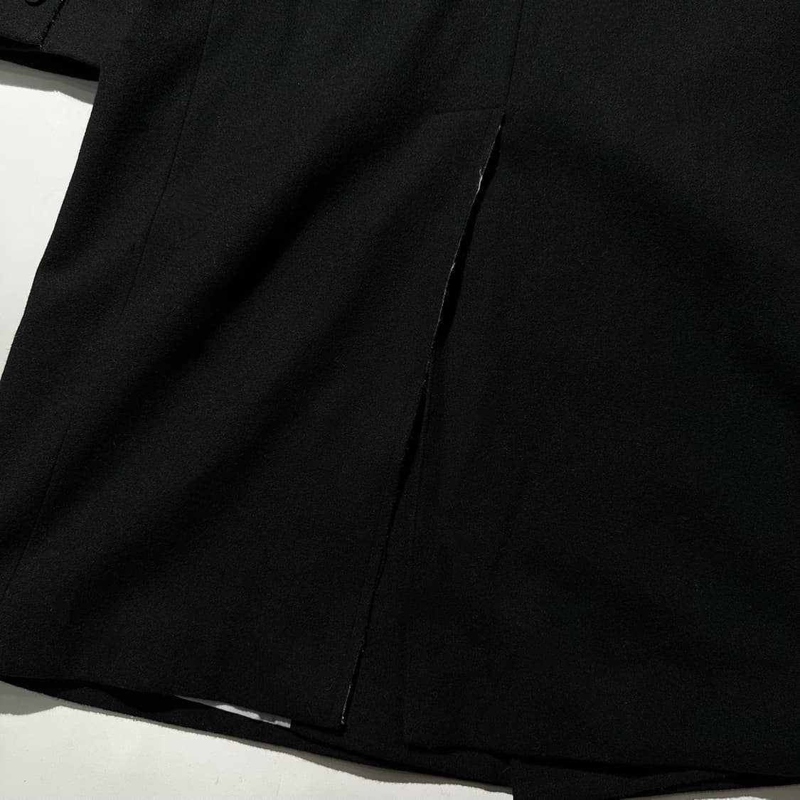 더 뮤지엄 비지터 블루밍 로우 엣지 울 코트 블랙 상품이미지8