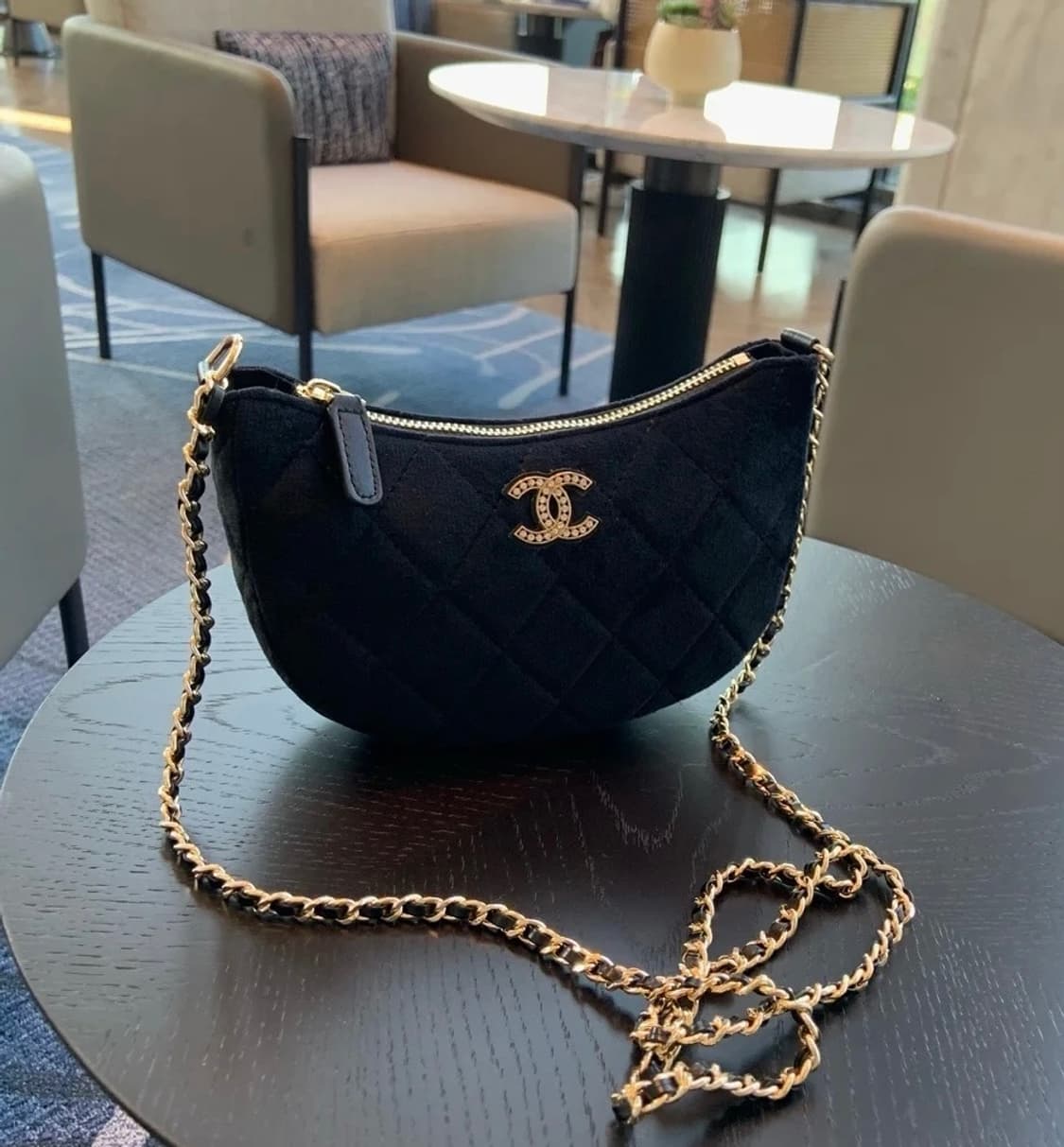 샤넬 뷰티 벨벳 크레센트 호보백  상품이미지1