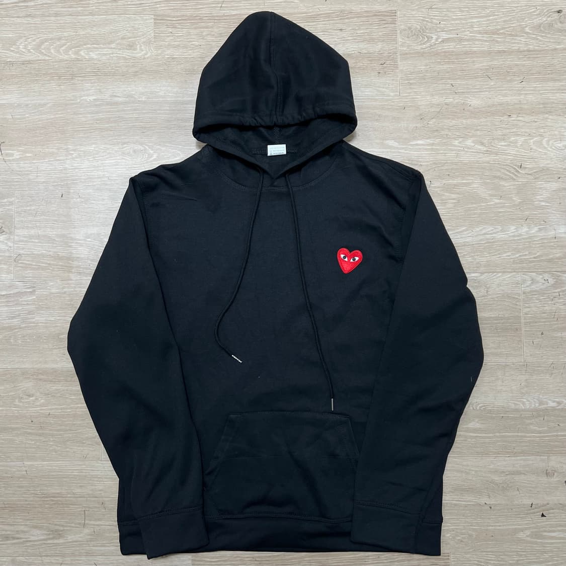 꼼데가르송 레드 하트 자수로고 후드 티셔츠 [블랙] L/100 상품이미지1