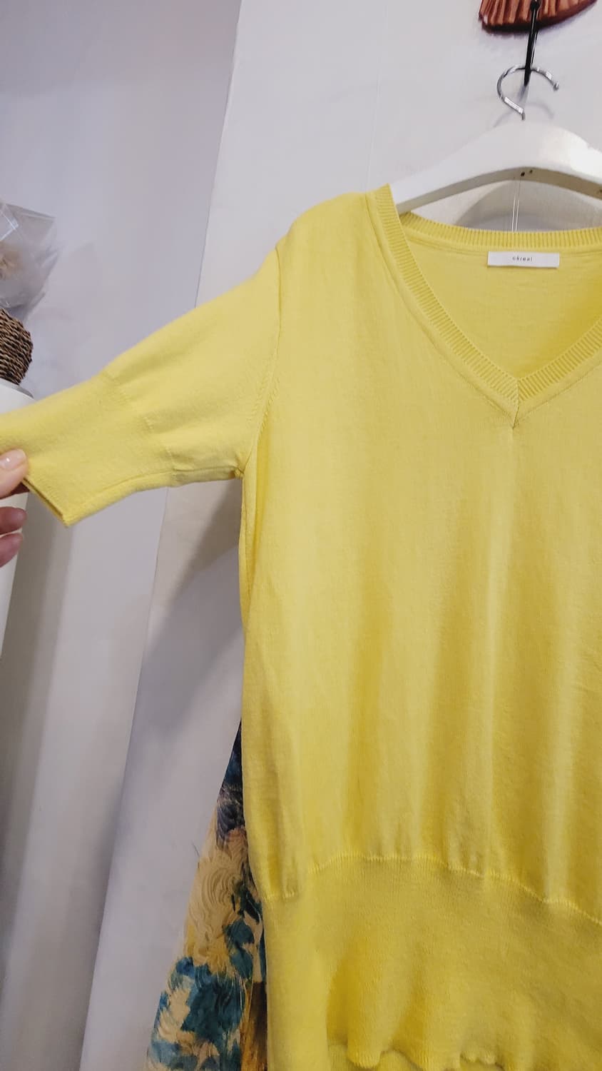 브이넥 옐로 코튼니트. H&M  수채화 스커트 상품이미지3