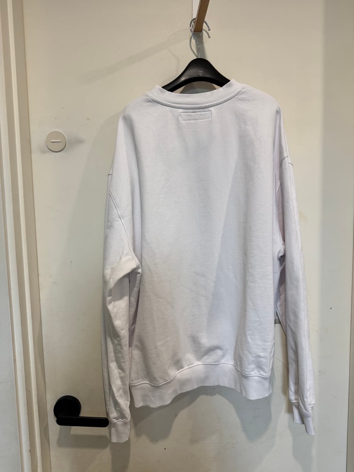 더뮤지엄비지터 하트 스프레이 맨투맨 상품이미지2