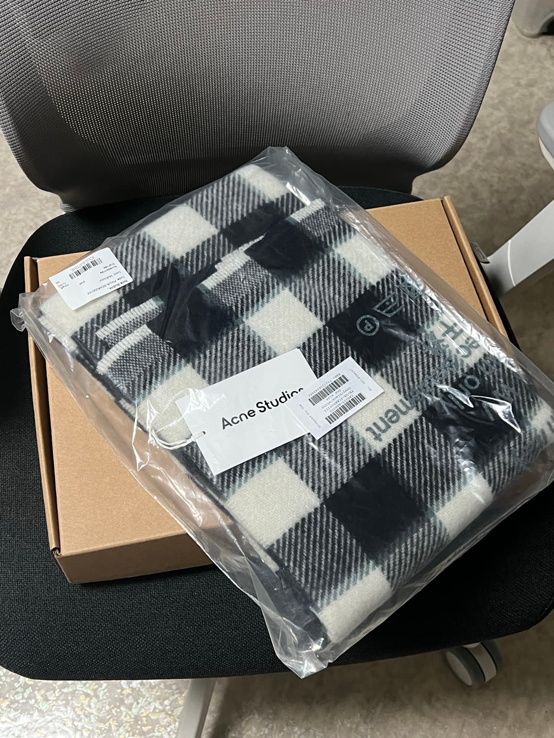 (새제품) 아크네 스튜디오 체크 울 머플러 그레이 블랙 화이트 상품이미지1