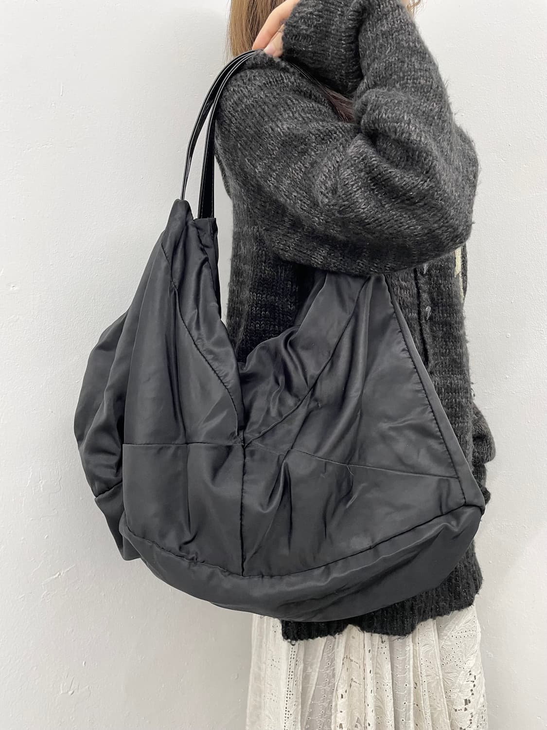 블랙 나일론 절개 호보백 상품이미지1