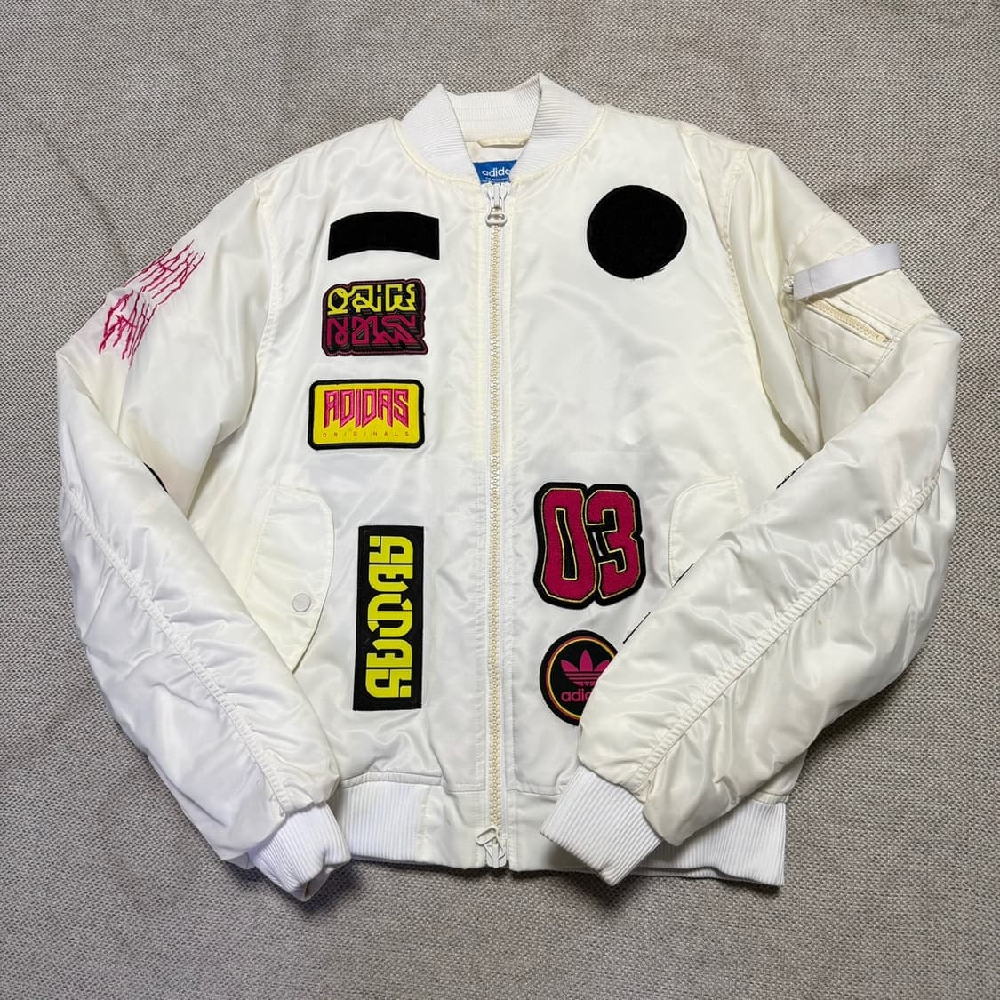 아디다스 화이트 패치 봄버 자켓 상품이미지2