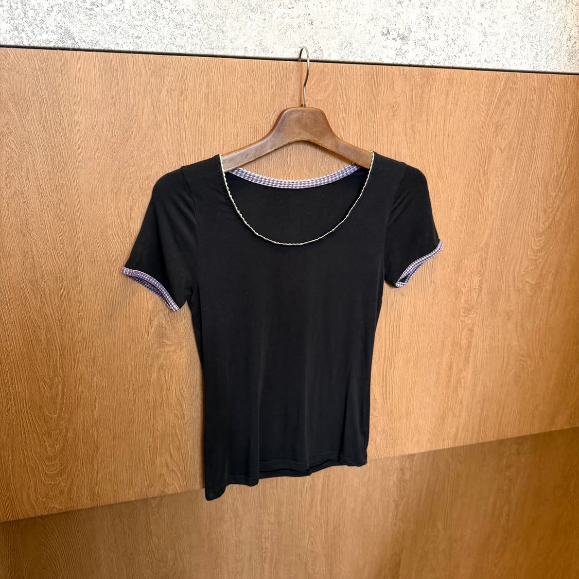 빈티지 라운드넥 반팔 티셔츠 퍼플 배색 트리밍 디테일 슬림핏 블랙 상품이미지1