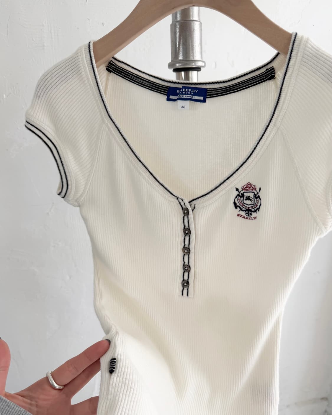 Burberry 버버리 블루라벨 화이트컬러 반팔 헨리넥 골지 티 상품이미지5