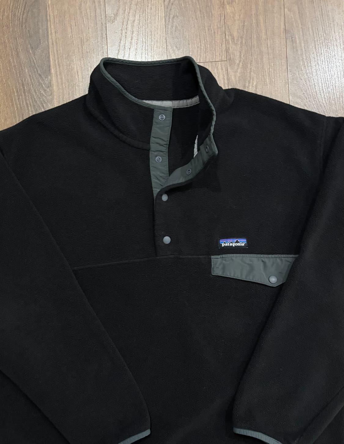 파타고니아 헤비웨이트 신칠라 블랙/포지그레이 L사이즈 판매합니다 상품이미지3