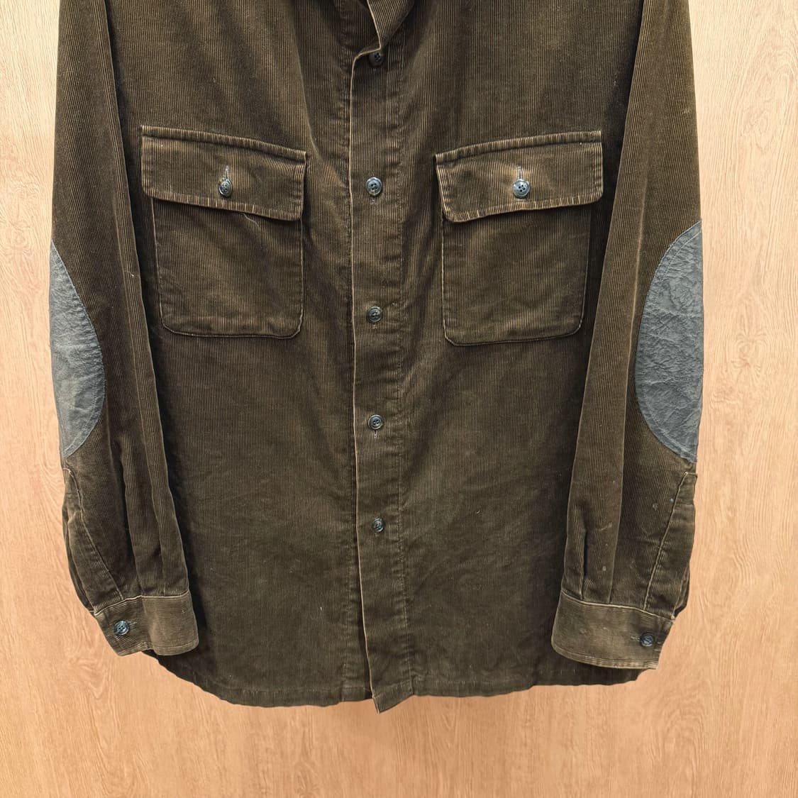 버버리 코듀로이 셔츠 배색 엘보 패치 디테일 레귤러핏 다크 브라운 상품이미지5