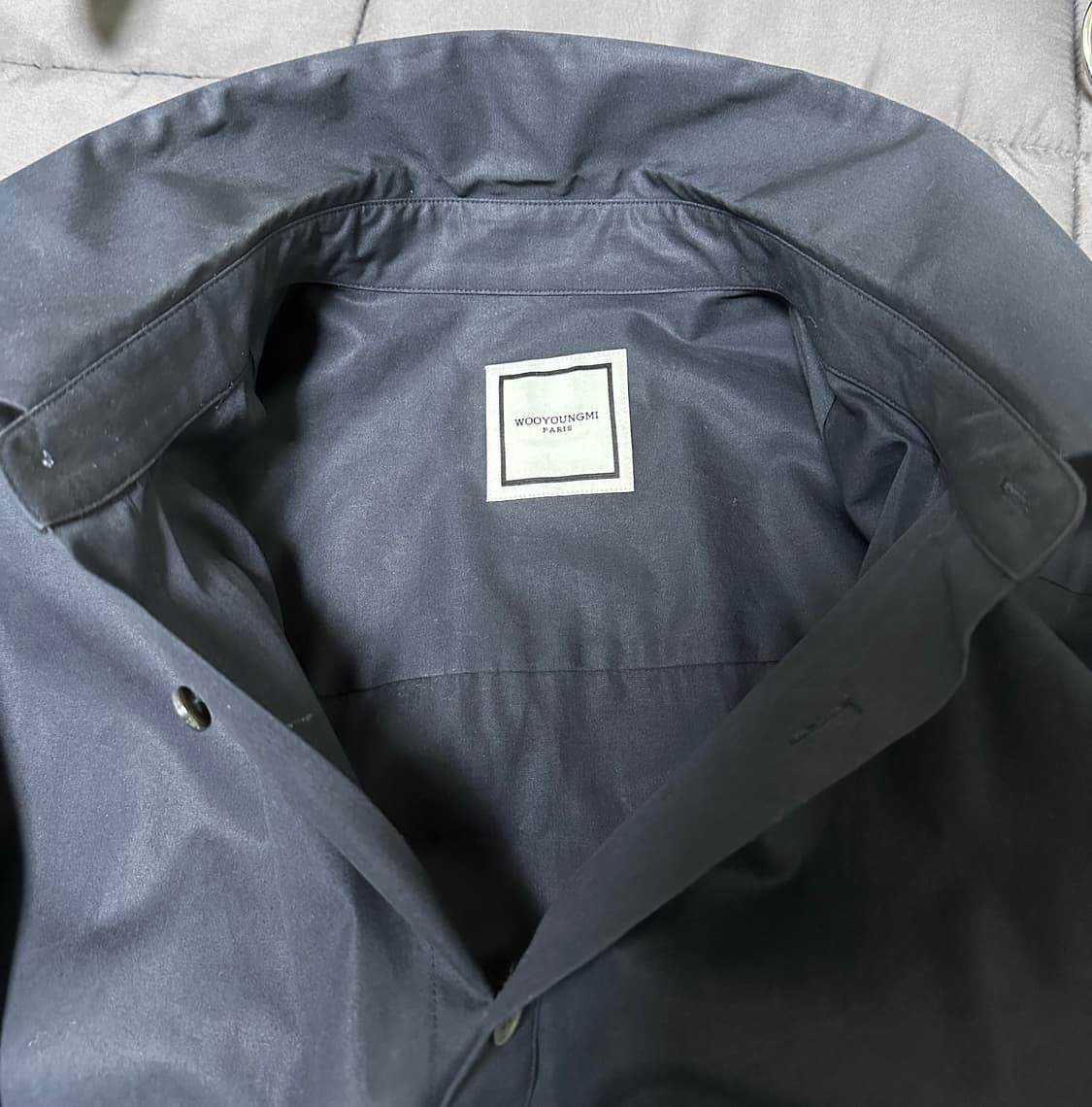 우영미 21FW 백로고 셔츠 네이비 상품이미지3