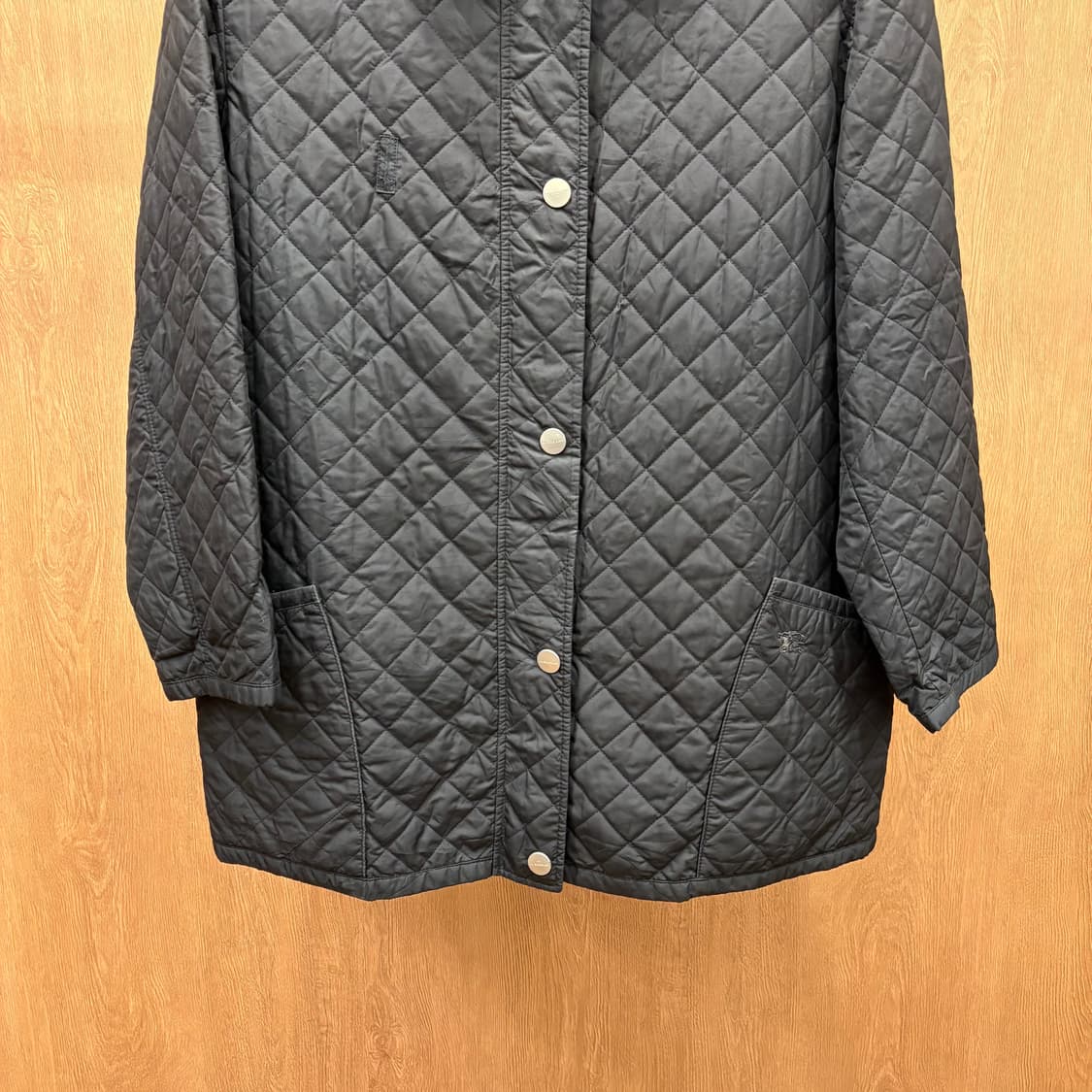 버버리 런던 클래식 퀄팅 자켓 체크 안감 플랫 카라 포켓 디테일 블랙 상품이미지5