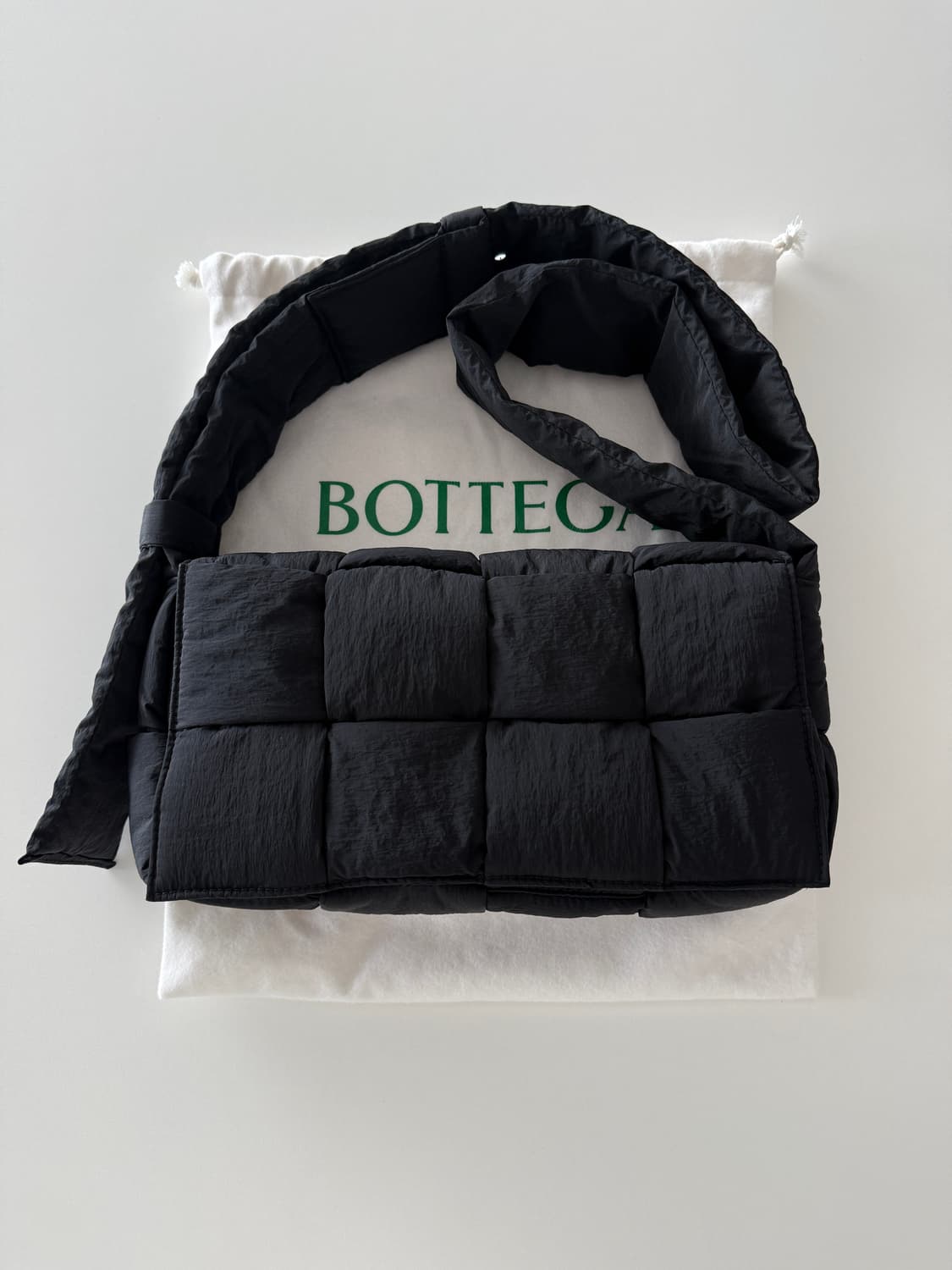 보테가 베네타 패딩 테크 카세트백 상품이미지1
