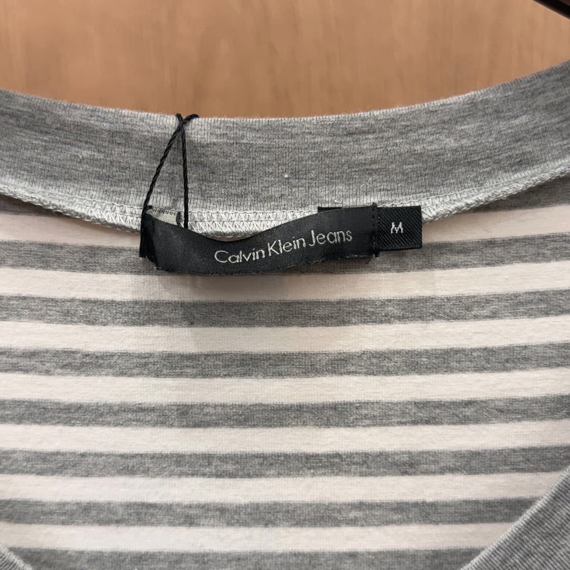 캘빈클라인진스 스트라이프 브이넥 반팔 티셔츠 프릴 밑단 레이어드 그레이 상품이미지7